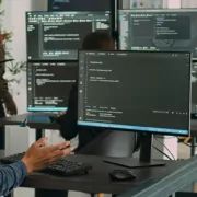 Backend Entwickler sind IT-Spezialisten, die oft mit komplexen Problemen in der Programmierung konfrontiert sind